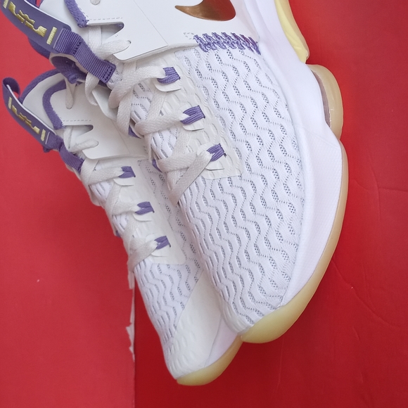 BRAND NEW NIKE LEBRON WITNESS V - Picture 9 of 16